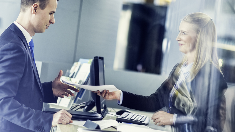 homem no banco a movimentar uma conta bancária com vários titulares